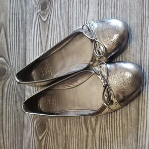 Tory Burch 6 metallic silver and off white cap toe flats